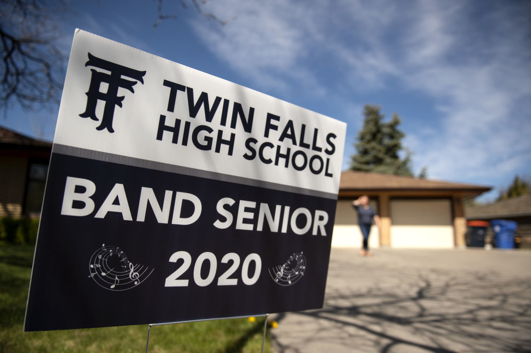 Seniors receive cords for band